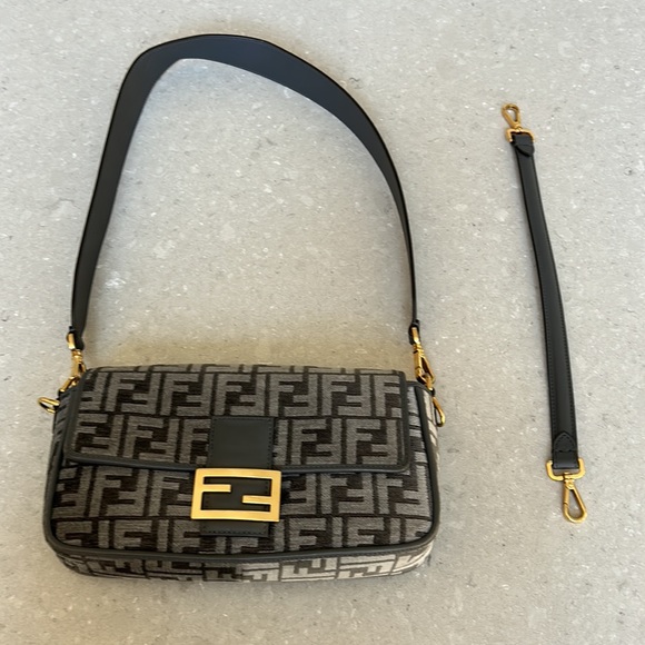 FENDI Baguette Gray Velour Gold Hardware Purse Shoulder Bag Cross Body - Picture 3 of 16